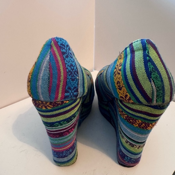 Beautiful, fun, and colorful shoe. Great with jeans. Size 10, 5 in wedge. - Picture 5 of 8